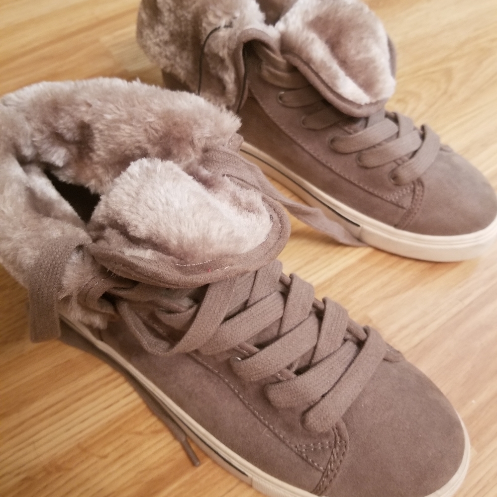 NWT Faux fur lined high top size 8